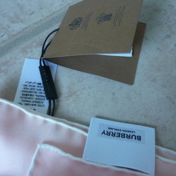 [[[BURBERRY]]] 'Inverse' Branded Text Square Scarf - Picture 8 of 8